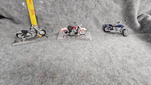 lot 35 image: Harley Davidson, 118 Scale Die Cast Metal, 3 total(2 with boxes)