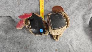 lot 50 image: Vintage Hutch Shoulder Pads, s-18