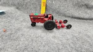 lot 61 image: Farmall 656 Tractor and Trailer, Ertl