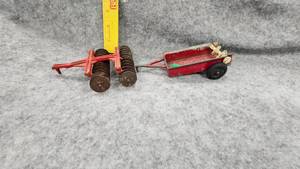 lot 62 image: Ertl Manure Spreader and unmarked disc