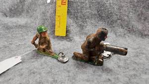 lot 152 image: Vintage Cast Iron Soldiers