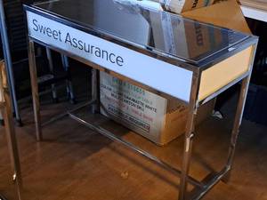 lot 142 image: 41-14 Decorative Display Table