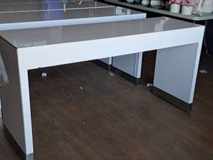 lot 121 image: 72 DeskTable