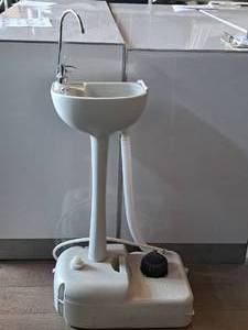 lot 126 image: Portable Outdoor Wash Basin