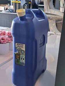 lot 128 image: Igloo 6-Gallon Water Container