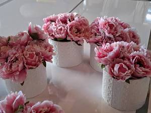 lot 193 image: Lot of (4) 5 Vase with Faux Pink Flower Boquet