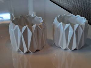 lot 194 image: Lot of (2) 4-12 Vases