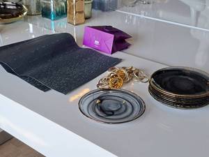 lot 212 image: 8 Plates (x9), 19x14 Placemats (x3) and Assorted Napkin Rings (x10)
