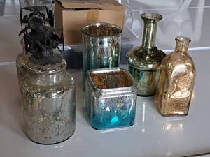 lot 214 image: Assorted Home Dcor - Glass Jars with Lid (x2) and VasesBottles (x4)