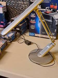 lot 220 image: Jukstg Adjustable Reading Light