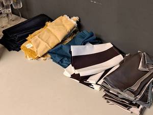 lot 250 image: Lot of (39) Assorted Cloth Napkins