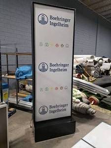 lot 21 image: Lighted Rolling Display 36x22x107