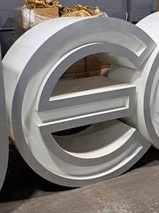 lot 60 image: 61 Metal Letter E