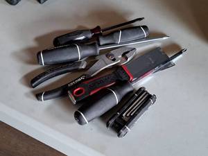 lot 309 image: Hand Tools - Screwdrivers, Pliers, Scrapers, Hex Wrenches