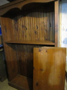 lot 4 image: Pine Bookshelf