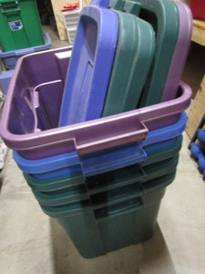 lot 119 image: Rubbermaid Roughneck Totes
