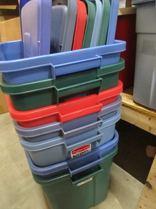 lot 154 image: Rubbermaid Roughneck Totes