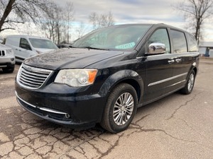 lot 10 image: 2013 CHRYSLER TOWN AND COUNTRY TOURING-L No Reserve