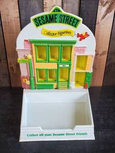 lot 5 image: Cool Sesame Street Collector Figures Display Case