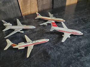 lot 27 image: 4 Metal Mini Airplanes American Airlines, United, Continental, and Trans World
