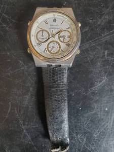 lot 42 image: Seiko Quartz Chronograph Watch Band is Broken but this is a cool old watch