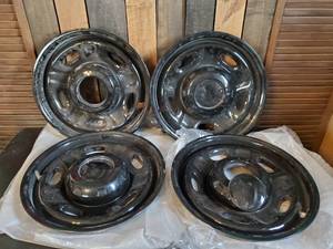 lot 96 image: 4 Hub Caps