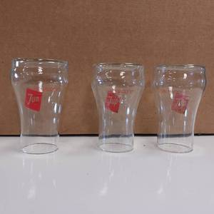 lot 29 image: Over 30 pieces - 12 oz 7UP - the Uncola glasses