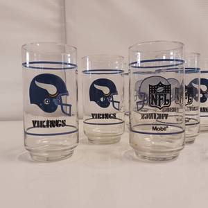 lot 7 image: Minnesota Vikings 11pc NFL Glass Set