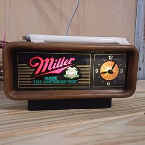 lot 39 image: Vintage 1985 Miller Beer Starburst Light Up Bar Clock