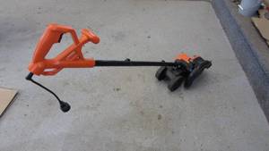 lot 72 image: Electric Black & Decker Lawn Edger
