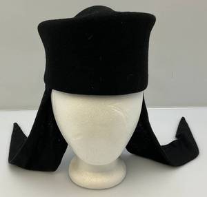 lot 66 image: Vintage Ruth Alan Designs Black Wool Hat