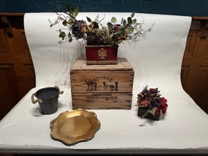 lot 22 image: Decor