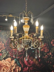 lot 24 image: 4-Light Chandelier