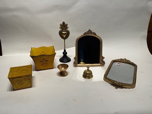lot 26 image: Golden Decor