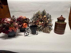 lot 44 image: Lot of Decor Items