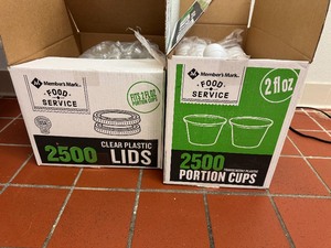 lot 92 image: Box of 2oz Portion Cups wLids