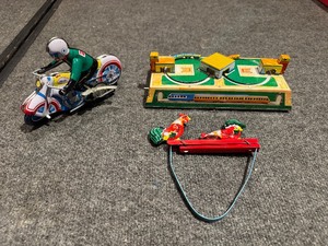 lot 77 image: Vintage Tin Toys