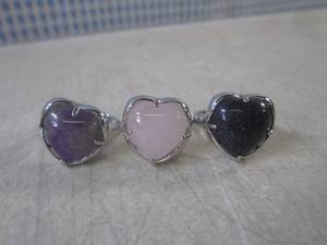 lot 18 image: (CNTR) 3 Polished Heart Shaped Gens...