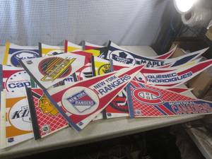 lot 28 image: (EC1) 19 Assorted NFL Hockey 30 Pe...