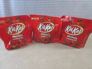 lot 198 image: (B-2) 3 Bags of Kit Kat Minis Unwra...