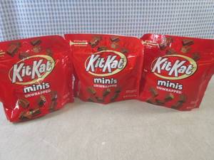 lot 199 image: (B-2) 3 Bags of Kit Kat Minis Unwra...