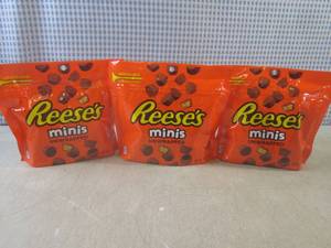 lot 201 image: (B-3) 3 Bags of Reeses Minis Unwrap...