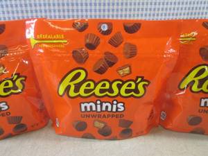 lot 202 image: (B-3) 3 Bags of Reeses Minis Unwrap...