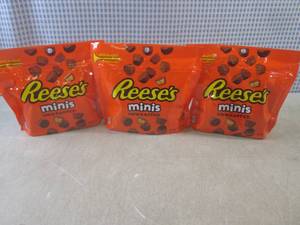 lot 203 image: (B-3) 3 Bags of Reeses Minis Unwrap...
