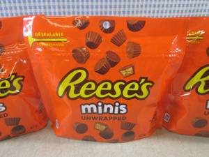 lot 204 image: (B-3) 3 Bags of Reeses Minis Unwrap...