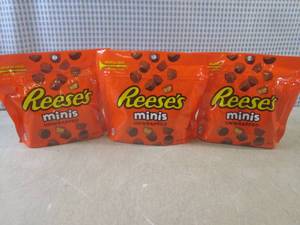 lot 205 image: (B-3) 3 Bags of Reeses Minis Unwrap...