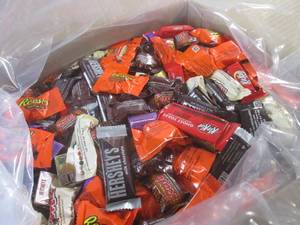 lot 218 image: (C-1) 15 Pounds of Assorted Mini Ca...