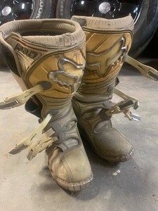 lot 7 image: Fox Racing Boots - size 9