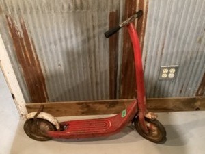lot 35 image: Vintage Radio Flyer Scooter