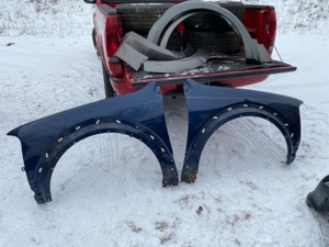 lot 64 image: 2005 Ford Explorer Fenders and Trim